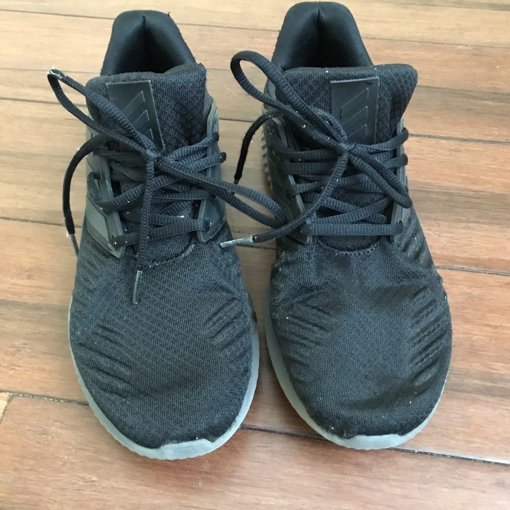 Mens Adidas Alphabounce Rc 2 athletic shoes in size 9. Black in color Aq0551